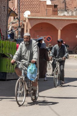Marakeş, Fas - Temmuz 2015. Bunlar aracılığıyla anonim insanlar ile Marrakesh sokaklarında. Şehrin en büyük geleneksel bir pazarın ve bir Afrika ve dünyanın en yoğun kareler vardır. Çok sayıda anıtlar herita sahip