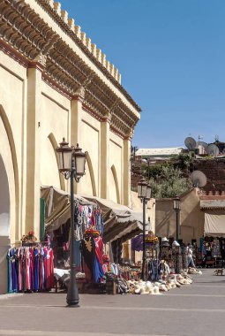 Marakeş, Fas - Temmuz 2015. Bunlar aracılığıyla anonim insanlar ile Marrakesh sokaklarında. Şehrin en büyük geleneksel bir pazarın ve bir Afrika ve dünyanın en yoğun kareler vardır. Çok sayıda anıtlar herita sahip