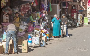 Marakeş, Fas - Temmuz 2015. Bunlar aracılığıyla anonim insanlar ile Marrakesh sokaklarında. Şehrin en büyük geleneksel bir pazarın ve bir Afrika ve dünyanın en yoğun kareler vardır. Çok sayıda anıtlar herita sahip