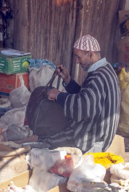 Marakeş, Fas - Temmuz 2015. Bunlar aracılığıyla anonim insanlar ile Marrakesh sokaklarında. Şehrin en büyük geleneksel bir pazarın ve bir Afrika ve dünyanın en yoğun kareler vardır. Çok sayıda anıtlar herita sahip