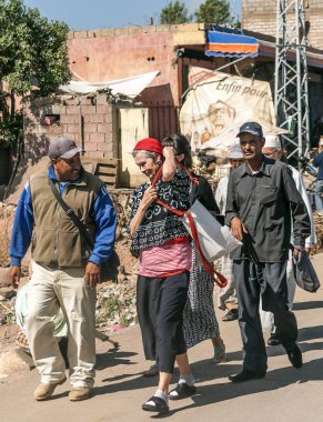Marakeş, Fas - Temmuz 2015. Bunlar aracılığıyla anonim insanlar ile Marrakesh sokaklarında. Şehrin en büyük geleneksel bir pazarın ve bir Afrika ve dünyanın en yoğun kareler vardır. Çok sayıda anıtlar herita sahip