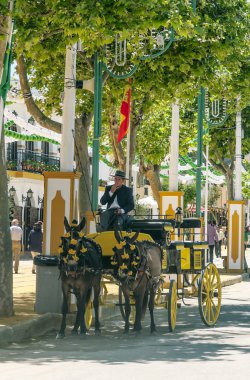 Sevilla, Andalusia, İspanya-Temmuz 2015. Güneşli bir günde Flamenko Seville İspanya'adil adlı anonim insanlar giymiş