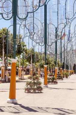 Sevilla, Andalusia, İspanya-Temmuz 2015. Güneşli bir günde Flamenko Seville İspanya'adil adlı anonim insanlar giymiş