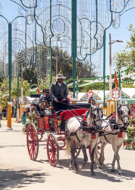 Sevilla, Andalusia, İspanya-Temmuz 2015. Güneşli bir günde Flamenko Seville İspanya'adil adlı anonim insanlar giymiş