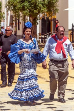 Sevilla, Andalusia, İspanya-Temmuz 2015. Güneşli bir günde Flamenko Seville İspanya'adil adlı anonim insanlar giymiş
