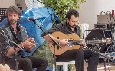 Sevilla, Andalusia, İspanya-Temmuz 2015. Şarkı ve dans güneşli bir günde, Seville İspanya'adil anonim insanlar