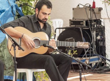 Sevilla, Andalusia, İspanya-Temmuz 2015. Şarkı ve dans güneşli bir günde, Seville İspanya'adil anonim insanlar