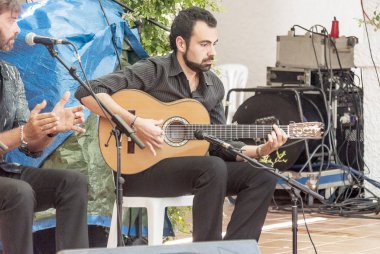 Sevilla, Andalusia, İspanya-Temmuz 2015. Şarkı ve dans güneşli bir günde, Seville İspanya'adil anonim insanlar