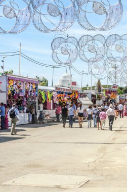 Sevilla, Andalusia, İspanya-Temmuz 2015. Güneşli bir günde Flamenko Seville İspanya'adil adlı anonim insanlar giymiş