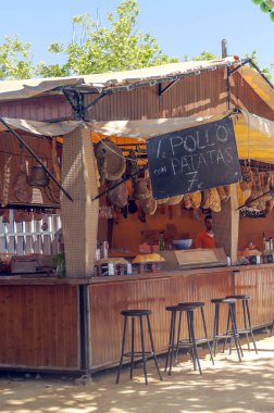 Sevilla, Andalusia, İspanya-Temmuz 2015. Güneşli bir günde Flamenko Seville İspanya'adil adlı anonim insanlar giymiş