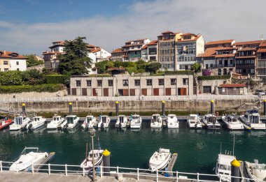 Llanes, İspanya, İspanya. Llanes Kuzey İspanya, Bilbao batısında yer alan ve Sierra del Cuera kireçtaşı sırtlar tarafından çerçeveli onun engebeli kıyı şeridi, ünlü iline. 