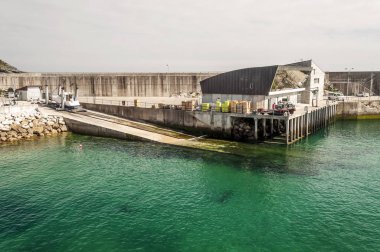 Llanes, İspanya, İspanya. Llanes Kuzey İspanya, Bilbao batısında yer alan ve Sierra del Cuera kireçtaşı sırtlar tarafından çerçeveli onun engebeli kıyı şeridi, ünlü iline. 