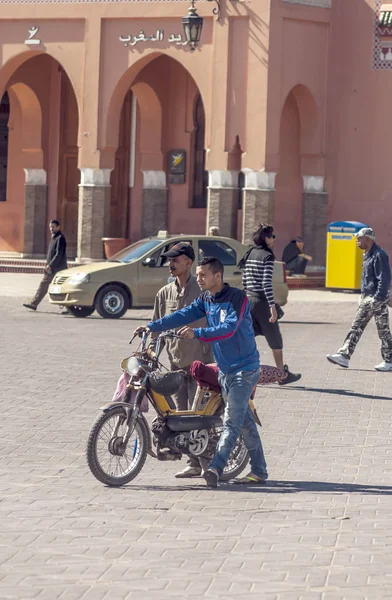 Marrakesh Marruecos Julio 2015 Calles Marrakech Con Gente Anónima Caminando —  Fotos de Stock