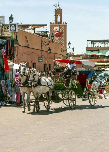 摩洛哥马拉喀什 2015年7月 马拉喀什的街道上有匿名的人走过 该市拥有全国最大的传统市场 也是非洲和世界上最繁忙的广场之一 它拥有许多纪念碑赫丽塔 — 图库照片