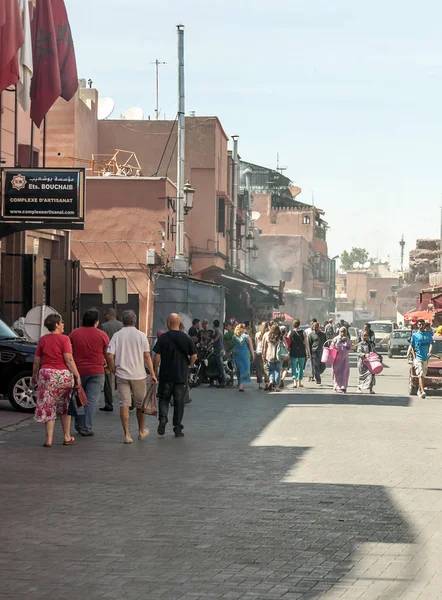 マラケシュ モロッコ それらを歩いて匿名の人々 とマラケシュの街 国とアフリカと世界で最もにぎやかな広場の つ最大の伝統的な市場です それは多数のモニュメント エリタを所有しています — ストック写真