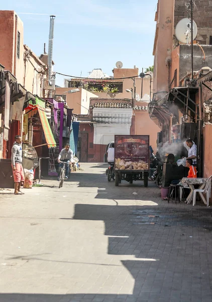 マラケシュ モロッコ それらを歩いて匿名の人々 とマラケシュの街 国とアフリカと世界で最もにぎやかな広場の つ最大の伝統的な市場です それは多数のモニュメント エリタを所有しています — ストック写真