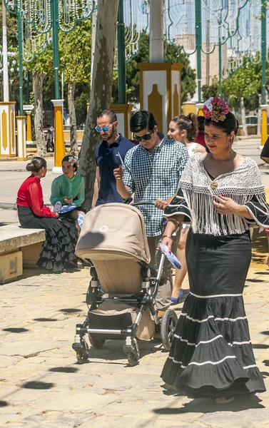 セビリア アンダルシア スペイン 2015年 匿名の人々 スペイン フェア セビリアのフラメンコの晴れた日に服を着てください — ストック写真