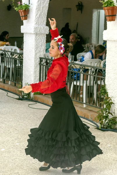 セビリア アンダルシア スペイン 2015年 歌やダンスのスペイン フェア セビリアで晴れた日に匿名の人々 — ストック写真