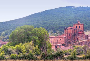 Güneşli bir günde, Romanesk kilise ile Vinuesa. İspanya Soria eyaletinde bir şehir.