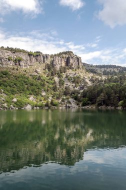 İspanyol il Soria güneşli bir gölde