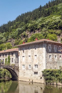 Nehre Asturias İspanya, güneşli bir günde boyunca evleri.