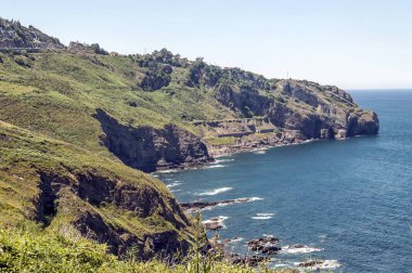Güneşli bir Bask Ülkesi'Cantabria deniz kıyılarında.