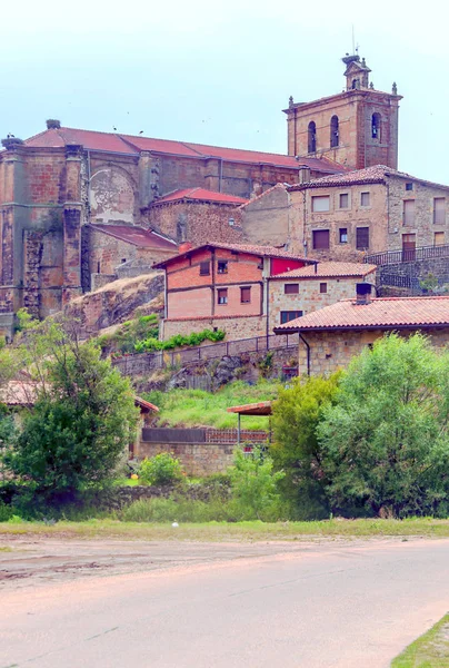 Vinuesa 在阳光明媚的日子里有罗马式教堂 这是西班牙索里亚省的一个城镇 — 图库照片