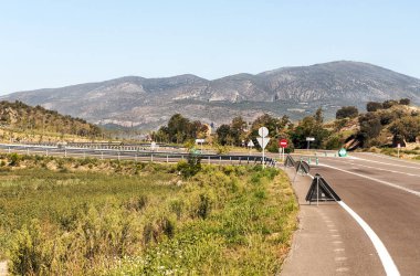 Güneşli bir günde arka planda dağlar ile İspanya kuzeyde ekili alanlar.