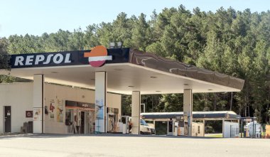 Lleida, Catalonia, İspanya-Eylül 2015. Benzin istasyonu yakıt ikmali ağaçlar Kuzey İspanya güneşli bir günde çevrili.