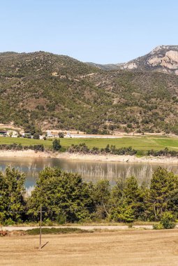 Güneşli bir günde arka planda dağlar ile İspanya kuzeyde ekili alanlar.