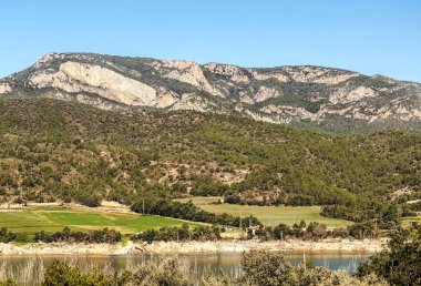 Güneşli bir günde arka planda dağlar ile İspanya kuzeyde ekili alanlar.