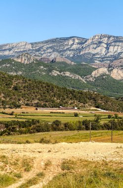 Güneşli bir günde arka planda dağlar ile İspanya kuzeyde ekili alanlar.