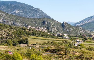 Güneşli bir günde arka planda dağlar ile İspanya kuzeyde ekili alanlar.