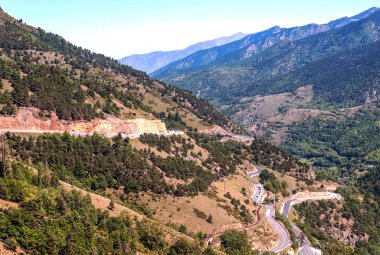 Güneşli bir günde Fransa Alp Dağları.