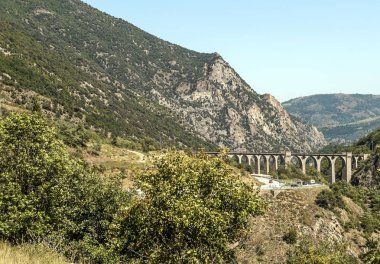 Güneşli bir günde Fransa Alp Dağları.