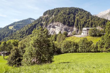 Güneşli bir günde Fransa Alp Dağları.