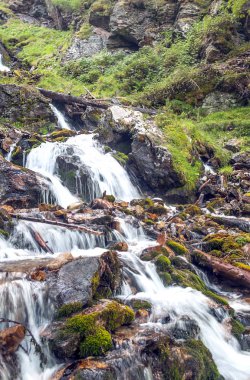 Güneşli bir günde Saint Luc Vadisi'nde İsviçre Alpleri dağlarında Nehri.