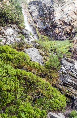 Güneşli bir günde Saint Luc Vadisi'nde İsviçre Alpleri dağlarında Nehri.