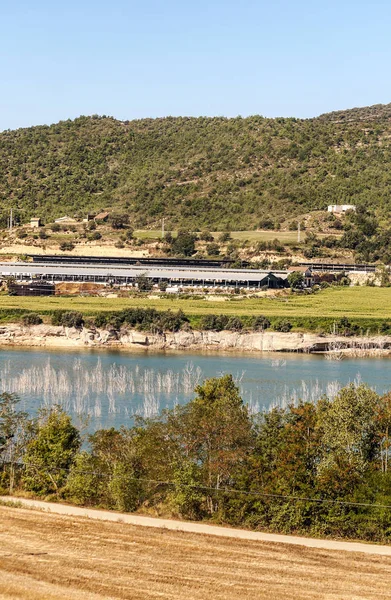 Catalonia, İspanya güneşli bir arka planda dağlara ile Pyrenees dağlarda Gölü.