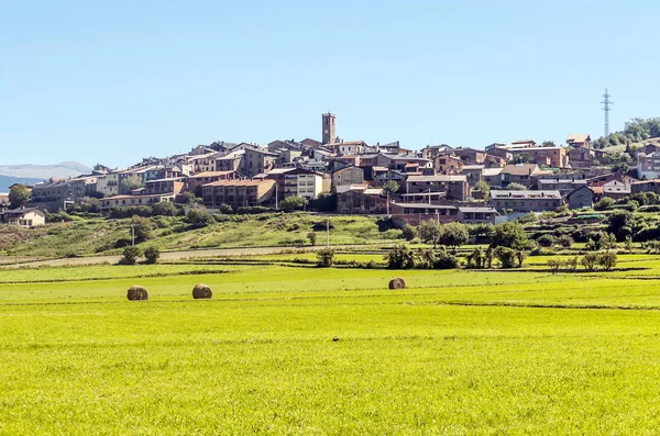 晴れた日に畑に囲まれたスペインの北の農村 — ストック写真