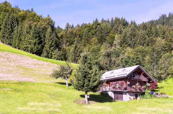 Cottage Gelegen Bovenop Een Heuvel Franse Alpen Een Zonnige Dag — Stockfoto
