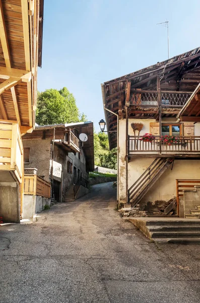 Venkovské Vesnice Ležící Vrcholu Kopce Francouzských Alpách Slunečného Dne — Stock fotografie