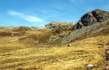 Güneşli bir günde Saint Luc Vadisi'nde İsviçre Alpleri dağlarında.