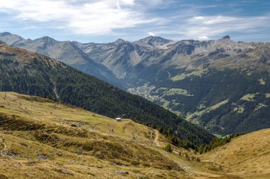 Güneşli bir günde Saint Luc Vadisi'nde İsviçre Alpleri dağlarında.