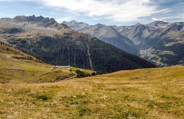 Güneşli bir günde Saint Luc Vadisi'nde İsviçre Alpleri dağlarında.