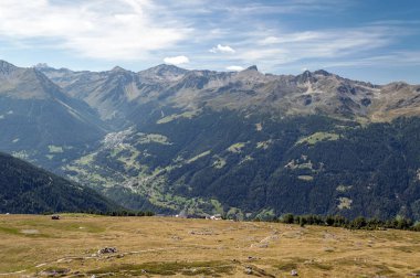 Güneşli bir günde Saint Luc Vadisi'nde İsviçre Alpleri dağlarında.