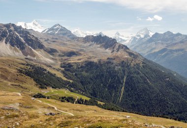 Güneşli bir günde Saint Luc Vadisi'nde İsviçre Alpleri dağlarında.