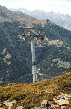 Güneşli bir günde Saint Luc Vadisi'nde İsviçre Alpleri dağlarında.