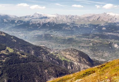 Güneşli bir günde Saint Luc Vadisi'nde İsviçre Alpleri dağlarında.