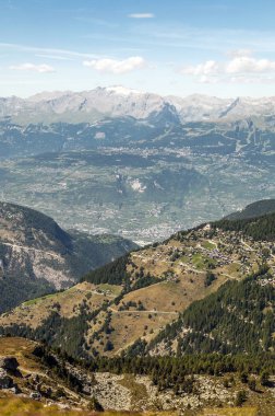 Güneşli bir günde Saint Luc Vadisi'nde İsviçre Alpleri dağlarında.